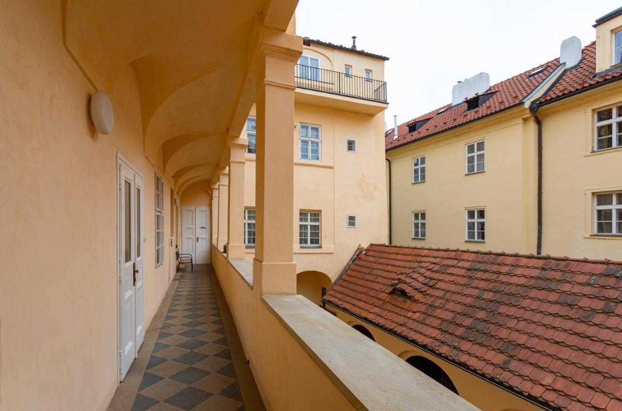 Mostecka Apartment Prag Eksteriør billede